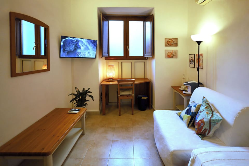 Single Room, Non Smoking, Private Bathroom | Desk, iron/ironing board, free WiFi, bed sheets