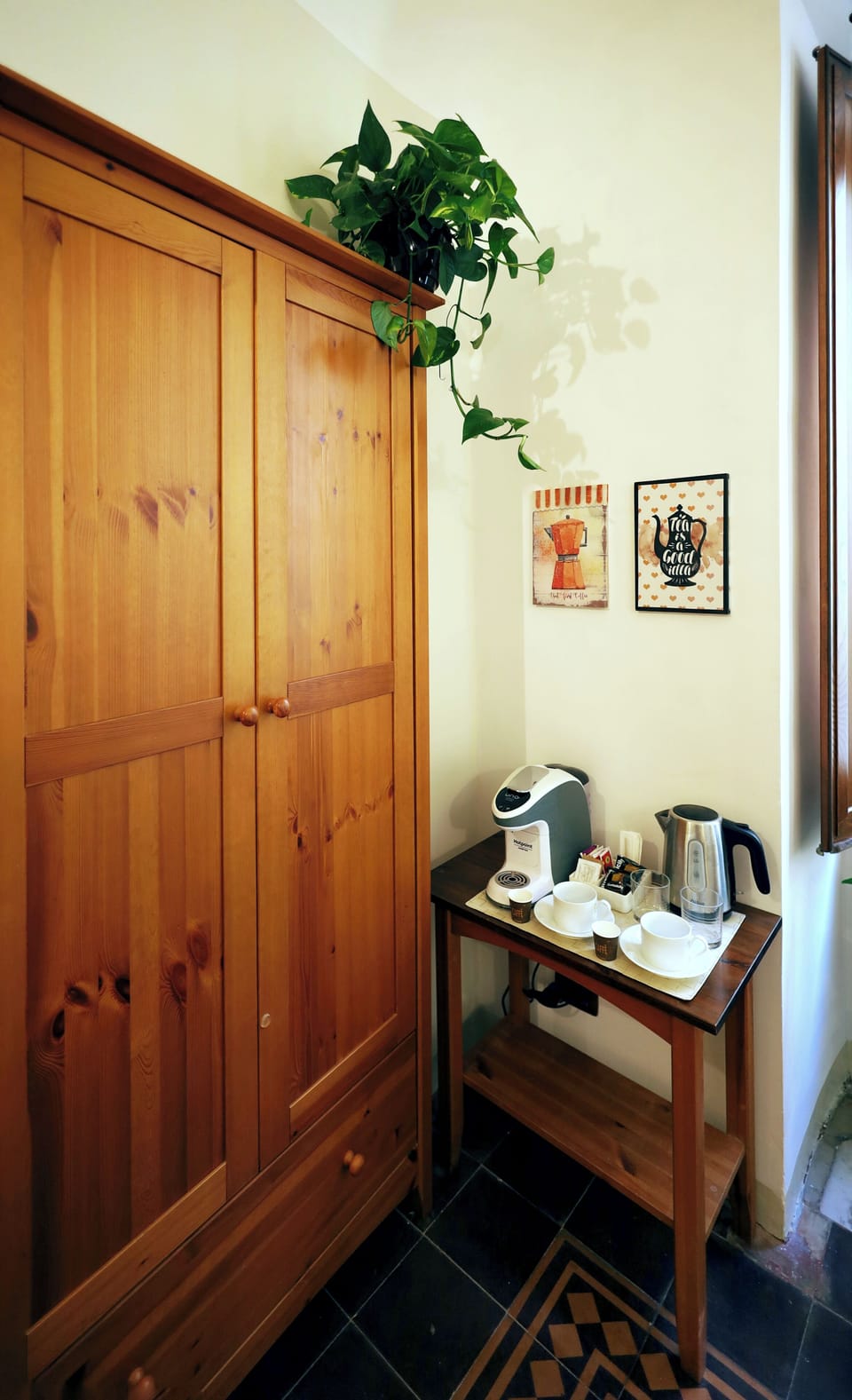 Double Room, 1 Queen Bed, Non Smoking, Private Bathroom | Desk, iron/ironing board, free WiFi, bed sheets