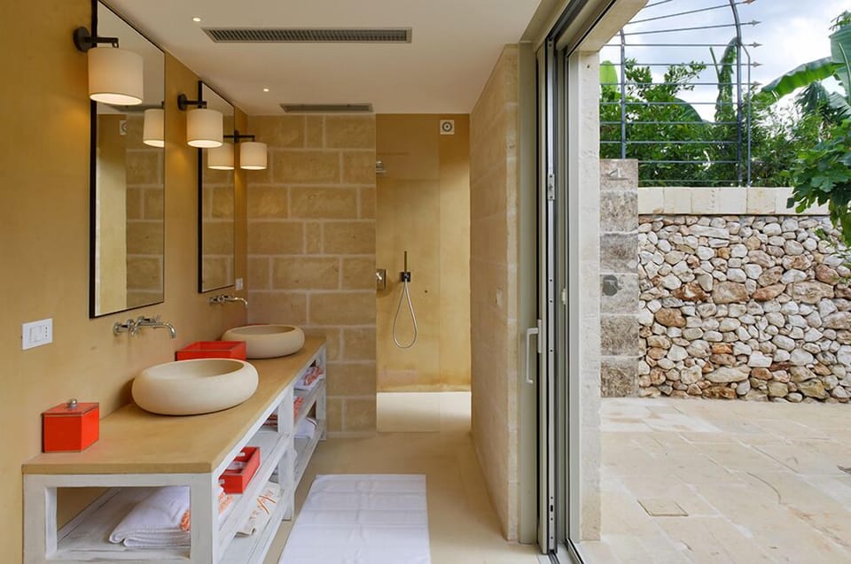 Deluxe Studio Suite | Bathroom | Free toiletries, hair dryer, bathrobes, slippers