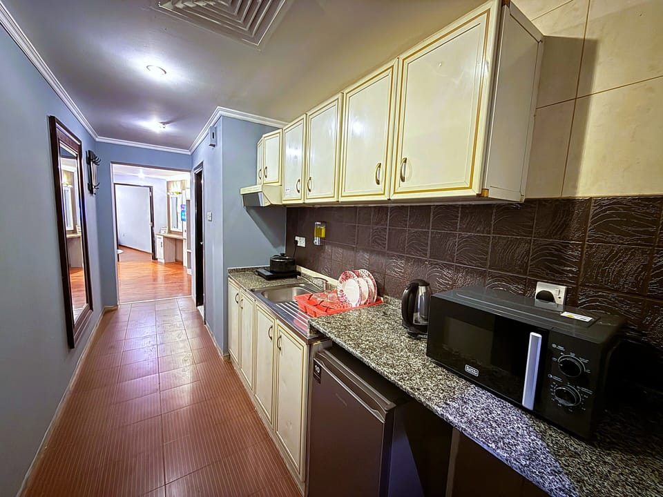 Family Suite | Private kitchen | Fridge, stovetop, electric kettle, cookware/dishes/utensils
