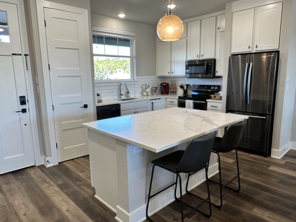 Fully equipped kitchen with pellet ice maker & Margaritaville beverage machine!