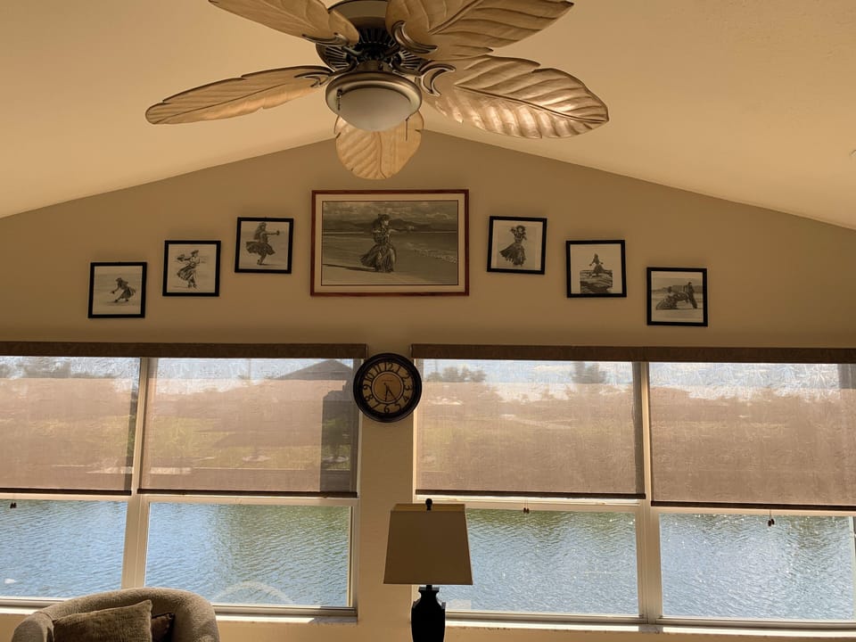 Familyroom on the water.