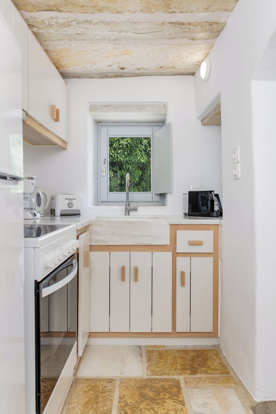 Deluxe Apartment | Private kitchen | Fridge, microwave, oven, espresso maker