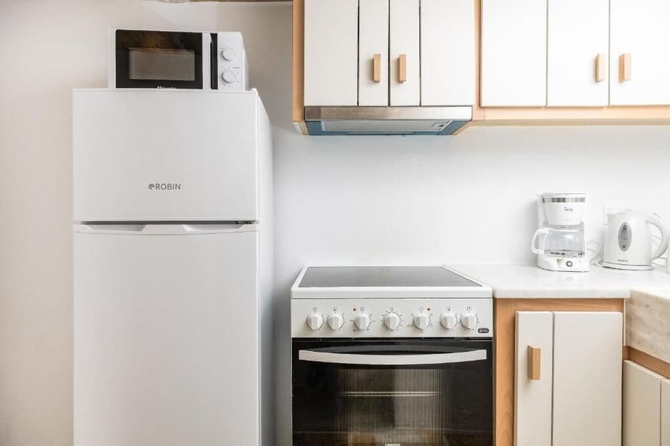 Deluxe Apartment | Hypo-allergenic bedding, in-room safe, laptop workspace, blackout drapes