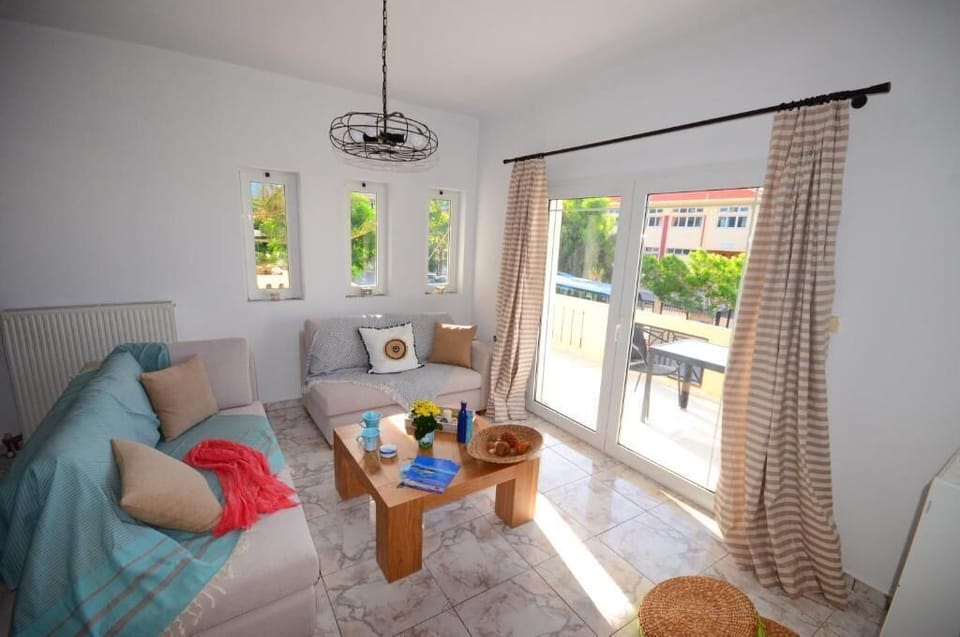 Living Room and dining area (2)