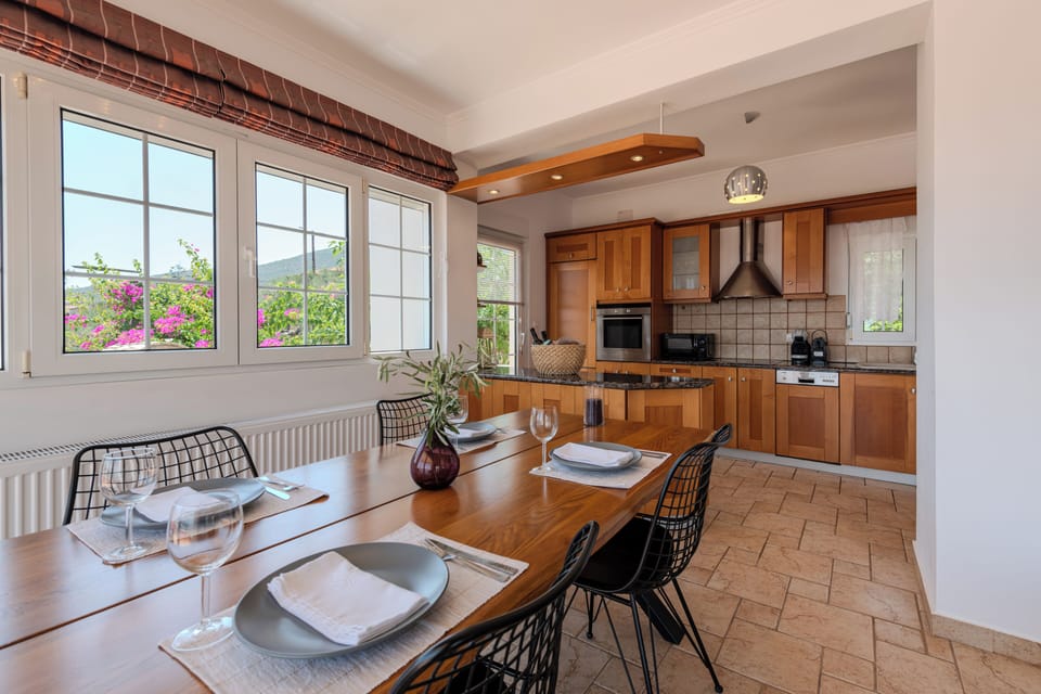 Dining area, Kitchen