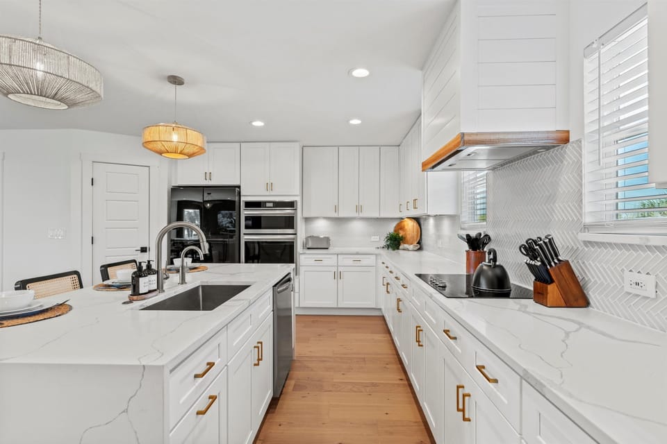 Fully Equipped Kitchen with all Major Appliances (2)