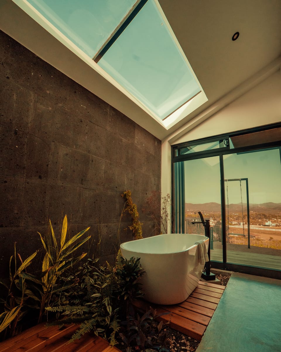 Luxury Cabin | Bathroom | Towels, soap, shampoo, toilet paper