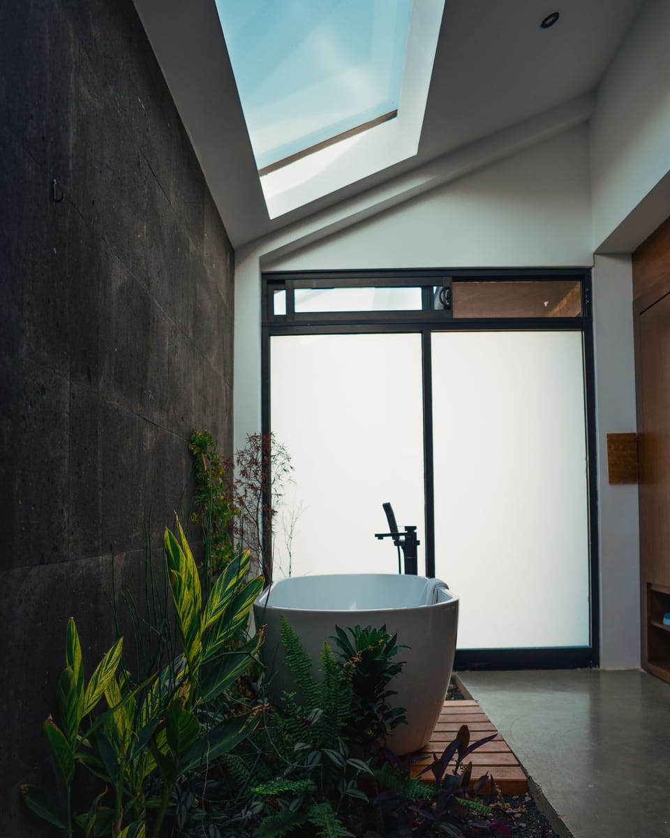 Luxury Cabin | Bathroom | Towels, soap, shampoo, toilet paper
