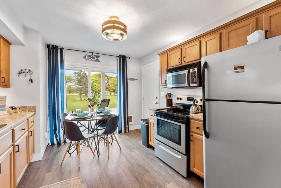 Eat-in kitchen w/ inviting views of the lake while you dine.