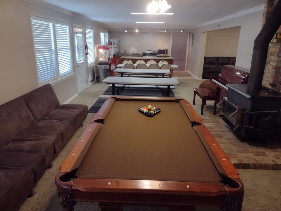 Pool/Billiards table