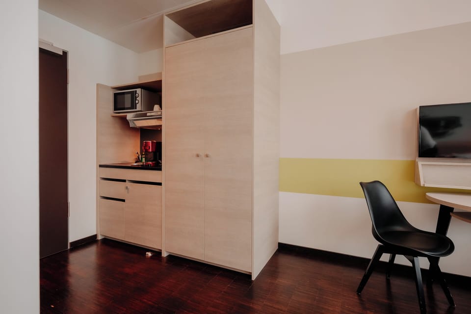 Superior Twin Room (Lounge), City View | Private kitchenette | Cookware/dishes/utensils, eco-friendly cleaning products