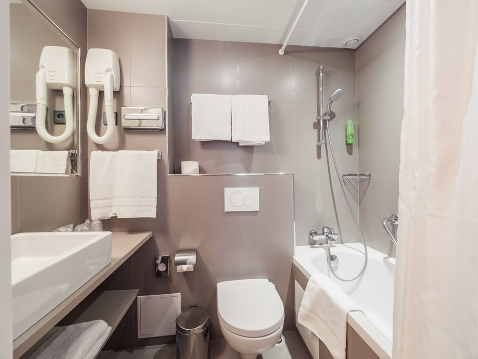 Comfort Double or Twin Room | Bathroom | Hair dryer, towels