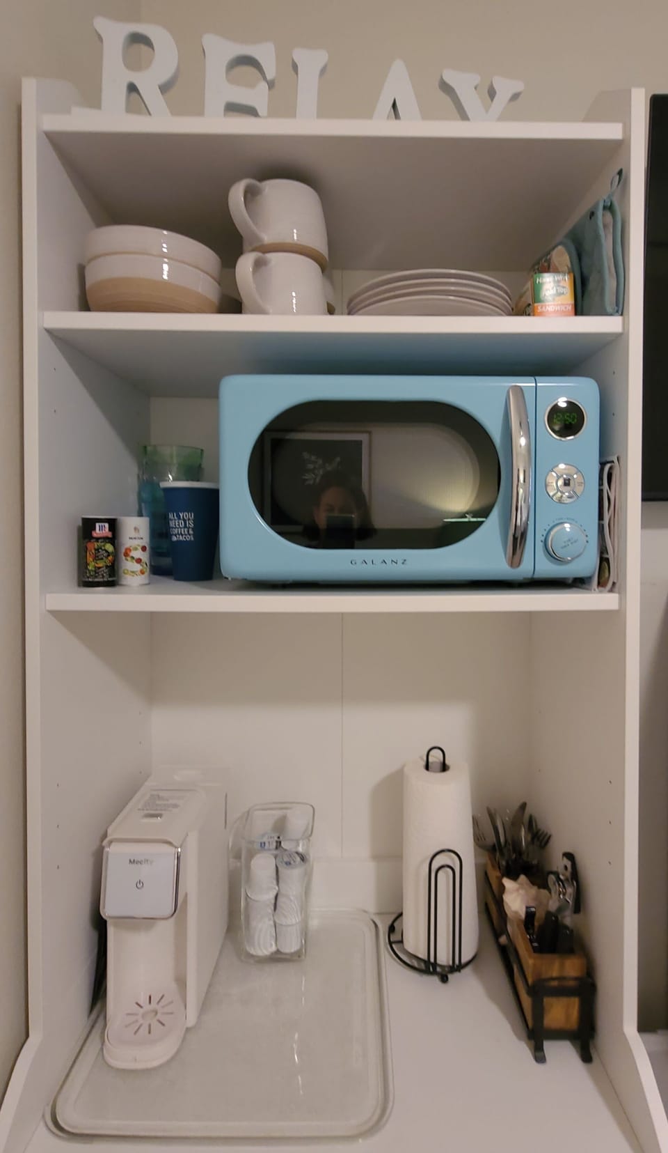 Efficiency area for a simple stay. Currently there is a dip coffee maker.