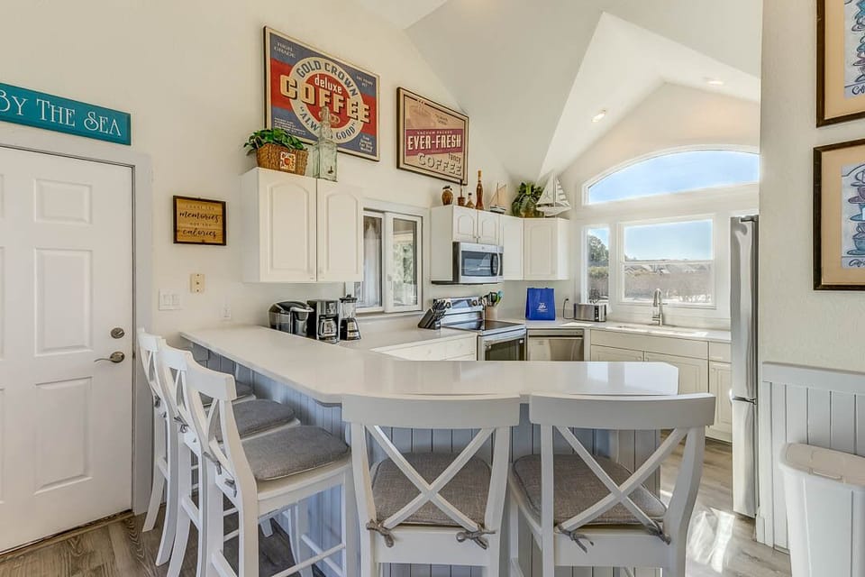 Top-Level Kitchen with Bar (seats 5)