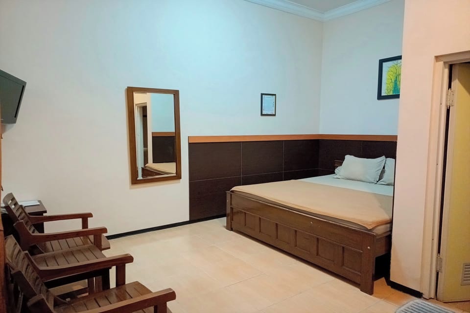 Family Room | Desk, free WiFi, bed sheets