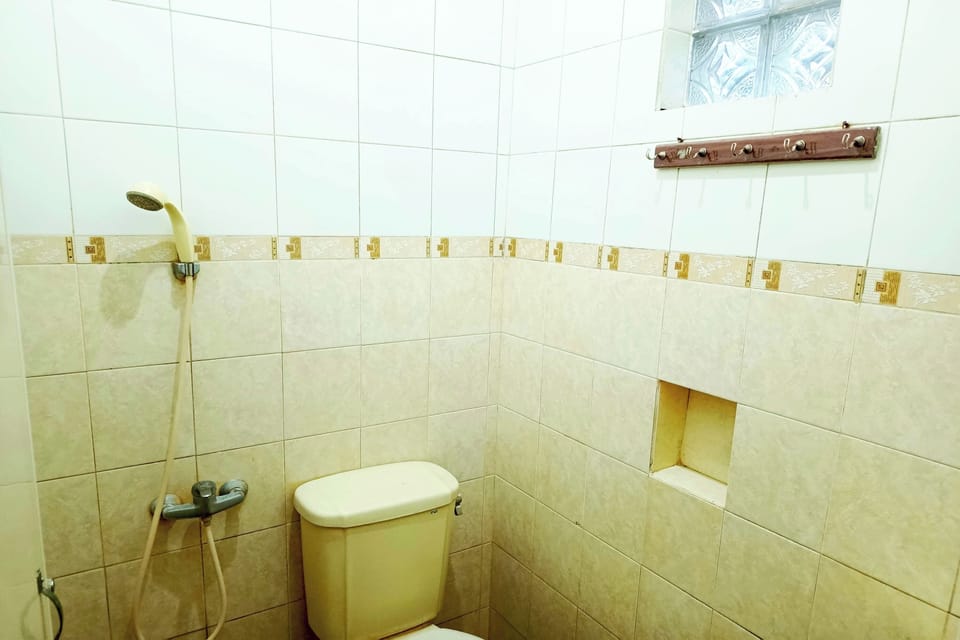 Shower, rainfall showerhead, free toiletries, bidet