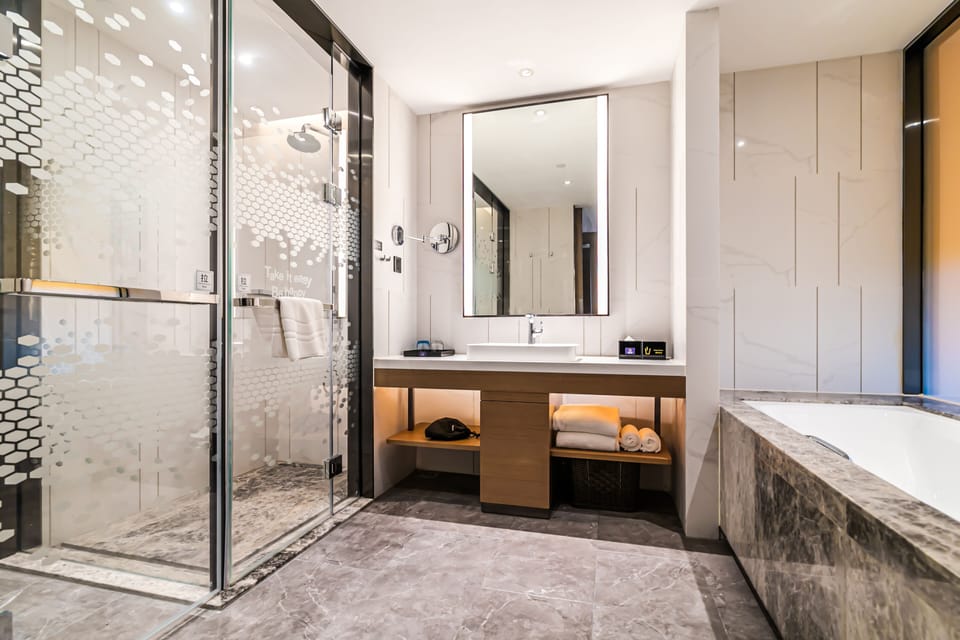 Executive Studio Suite | Bathroom | Shower, rainfall showerhead, free toiletries, hair dryer