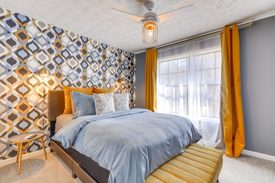 Bedroom 1 | Queen Bed | 1st Floor