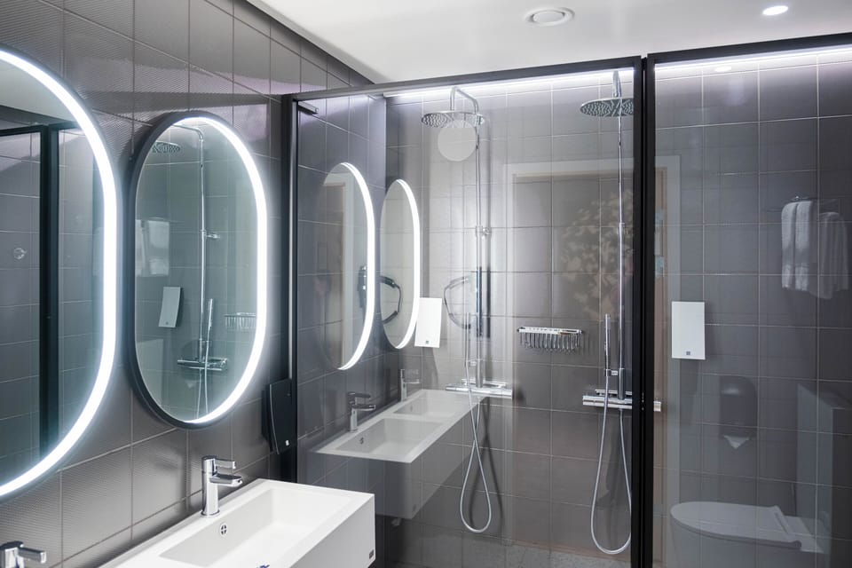 Junior Suite | Bathroom | Shower, rainfall showerhead, hair dryer, towels