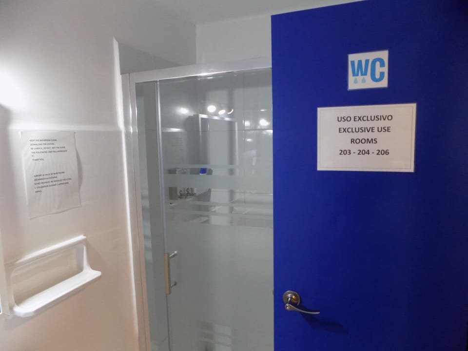 Basic Twin Room (Con Baño Compartido) | Bathroom | Free toiletries, hair dryer, towels, soap