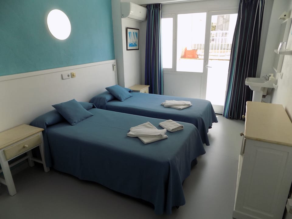 Basic Double Room, Shared Bathroom | Room amenity