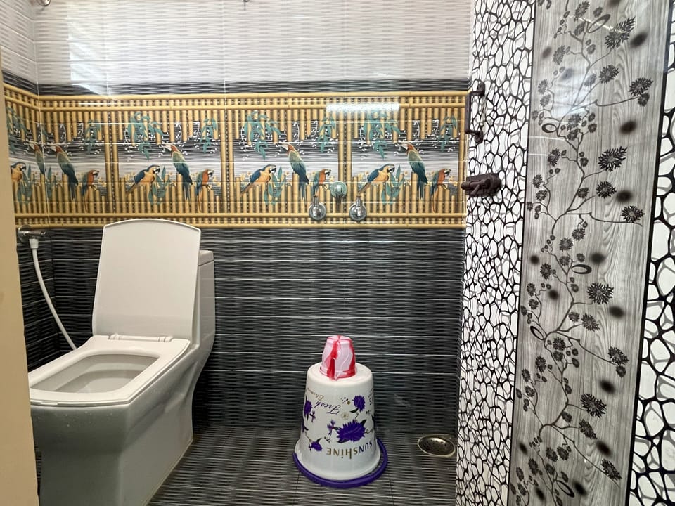 Basic Apartment | Bathroom | Free toiletries