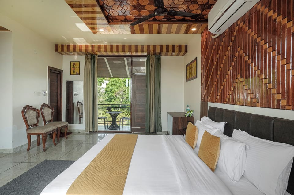Premium Room, 1 Bedroom, Smoking, Mountain View | 1 bedroom, in-room safe, desk, laptop workspace