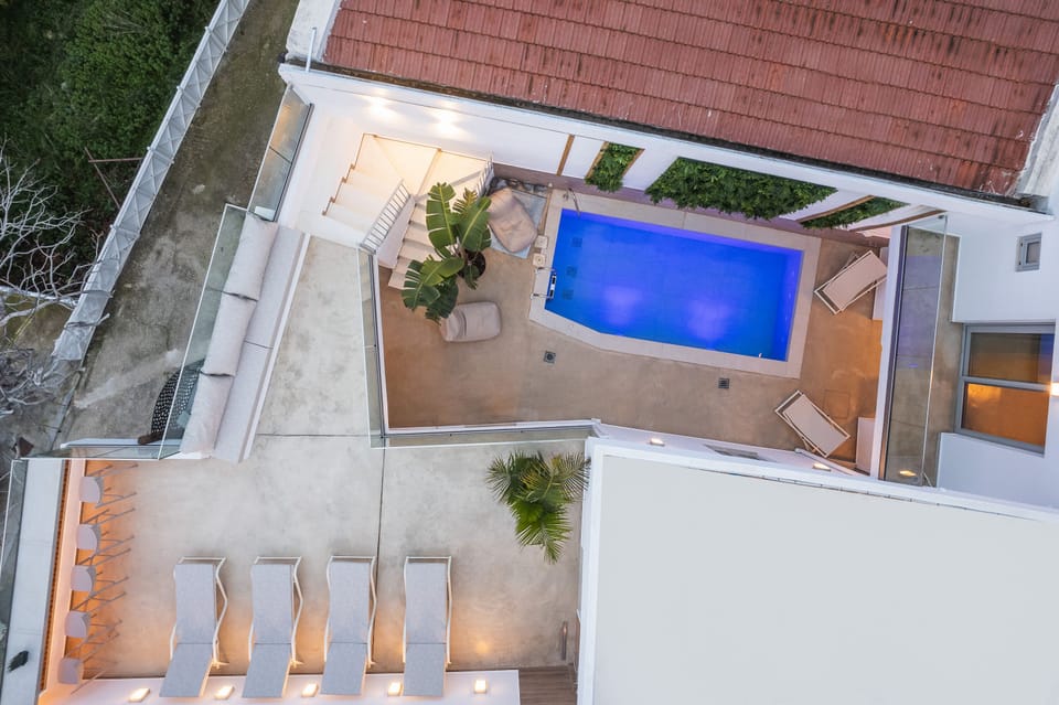 An overview of the pool terrace.