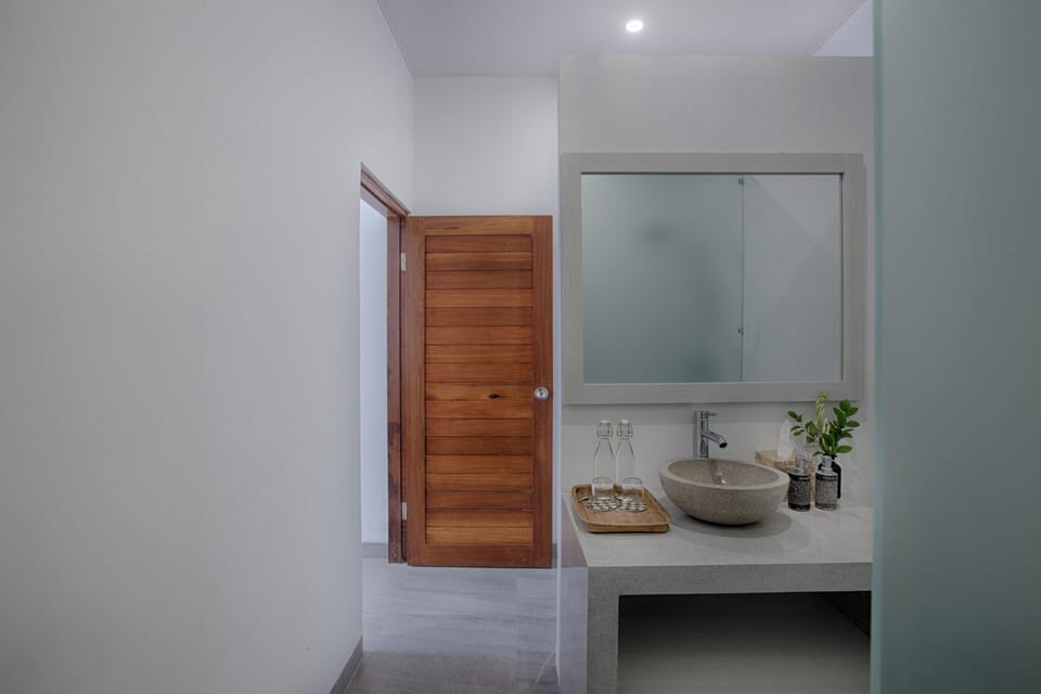 Deluxe Ground Floor | Bathroom | Shower, free toiletries, hair dryer, slippers