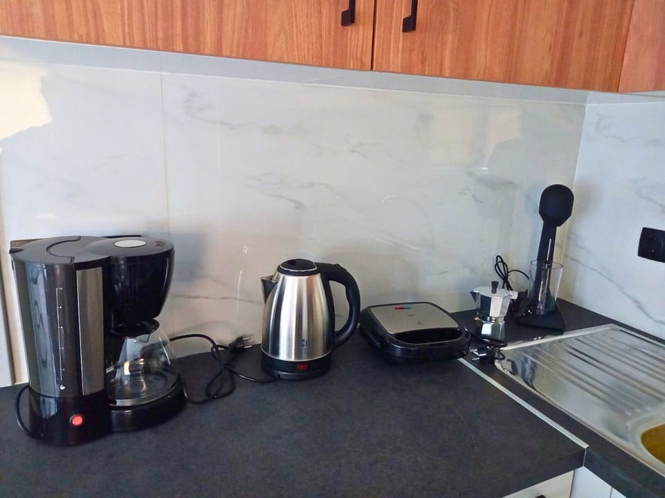 Comfort Apartment, Mountain View | Private kitchen | Full-size fridge, oven, stovetop, coffee/tea maker