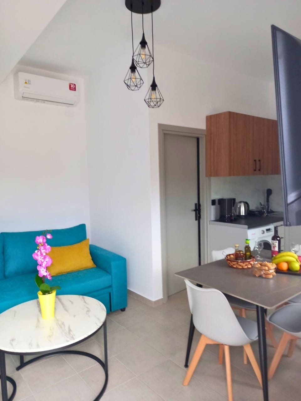 Comfort Apartment, Mountain View | Living area | 32-inch Smart TV with cable channels