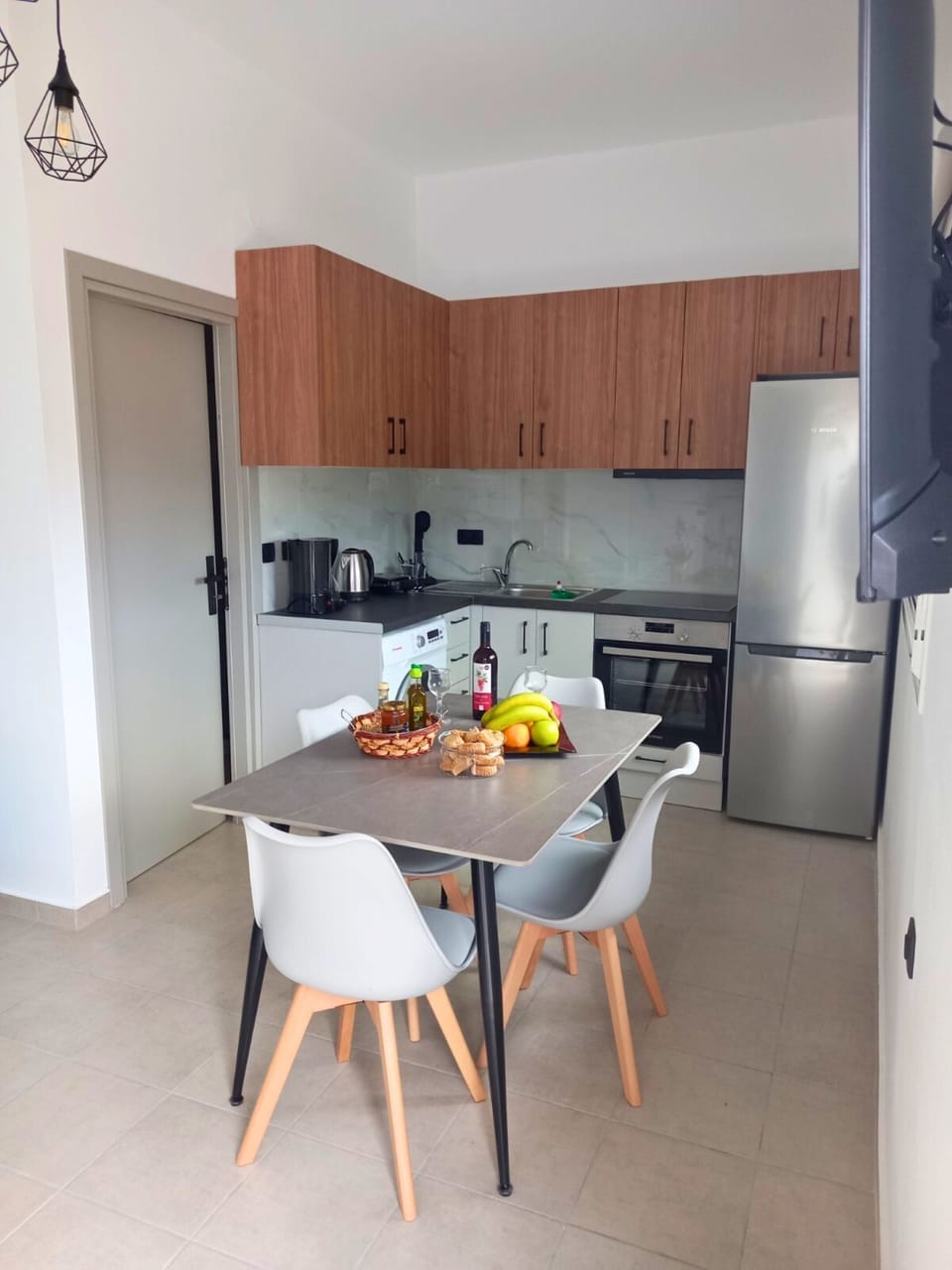 Comfort Apartment, Mountain View | Private kitchen | Full-size fridge, oven, stovetop, coffee/tea maker