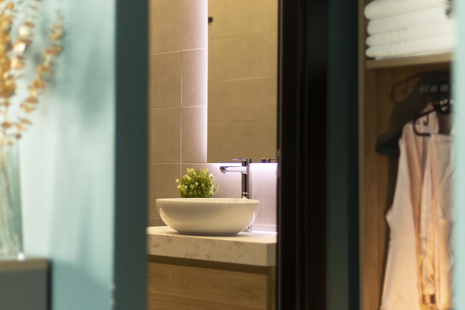 Family Studio Suite | Bathroom | Shower, rainfall showerhead, free toiletries, bathrobes