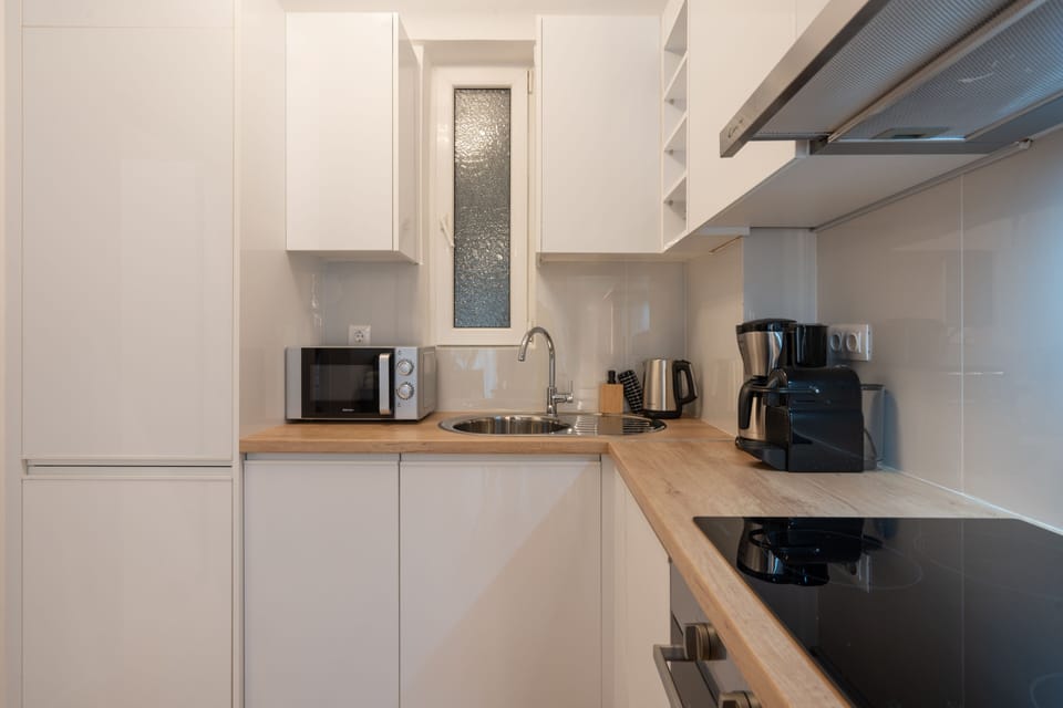 Design Apartment | Private kitchen | Full-size fridge, microwave, oven, stovetop