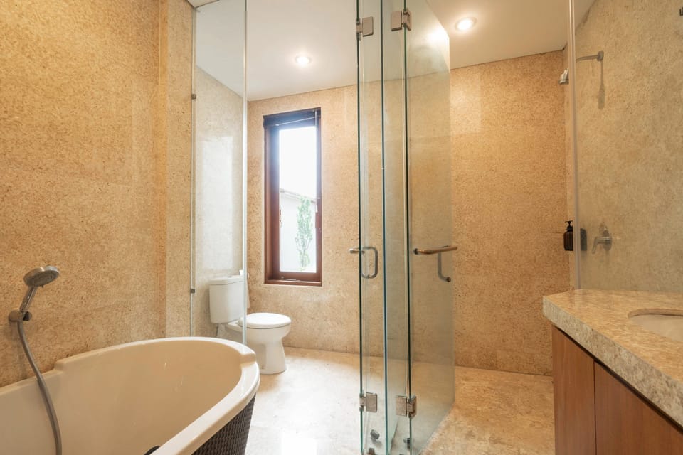 Junior Suite | Bathroom | Free toiletries, hair dryer, bidet