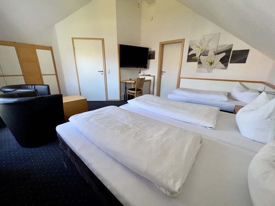 Junior Suite, 2 Bedrooms, Balcony | Desk, laptop workspace, free WiFi, bed sheets