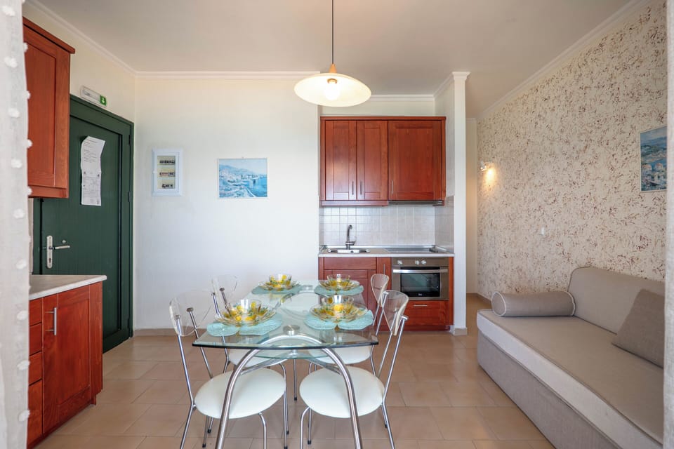 Apartment, 1 Bedroom, Smoking, Balcony | Dining room