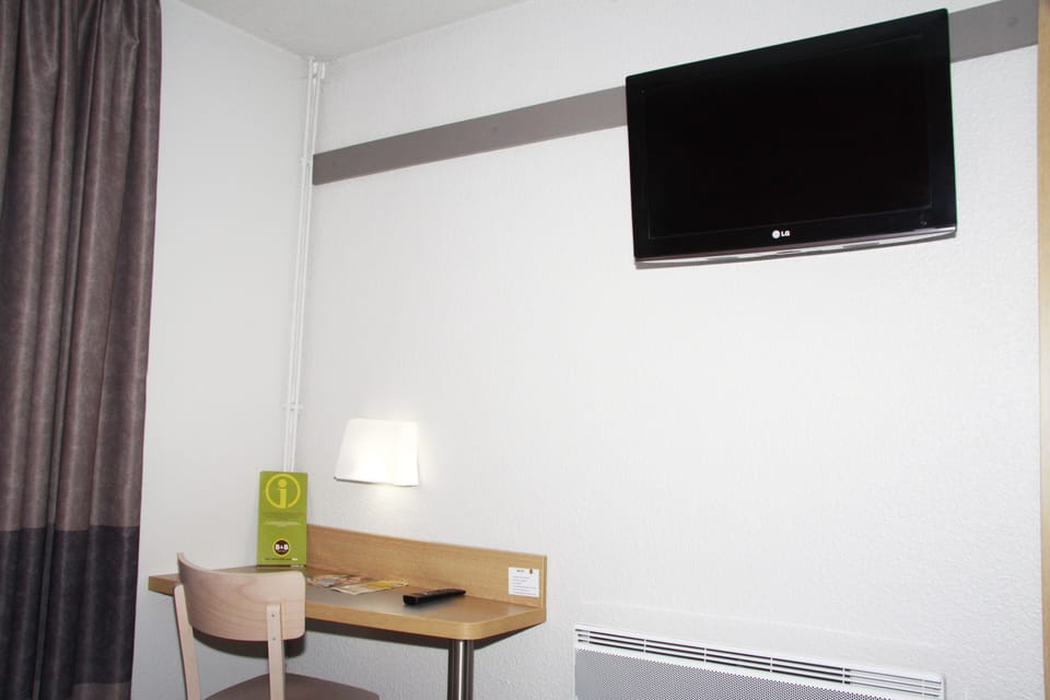 Desk, soundproofing, free WiFi