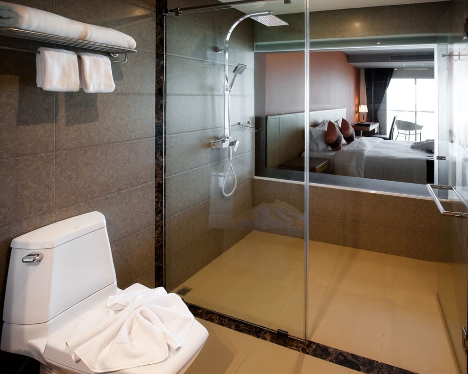 Premium Deluxe Ocean | Bathroom shower