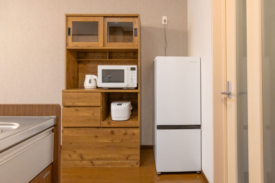 Superior House | Private kitchen | Full-size fridge, microwave, stovetop, electric kettle