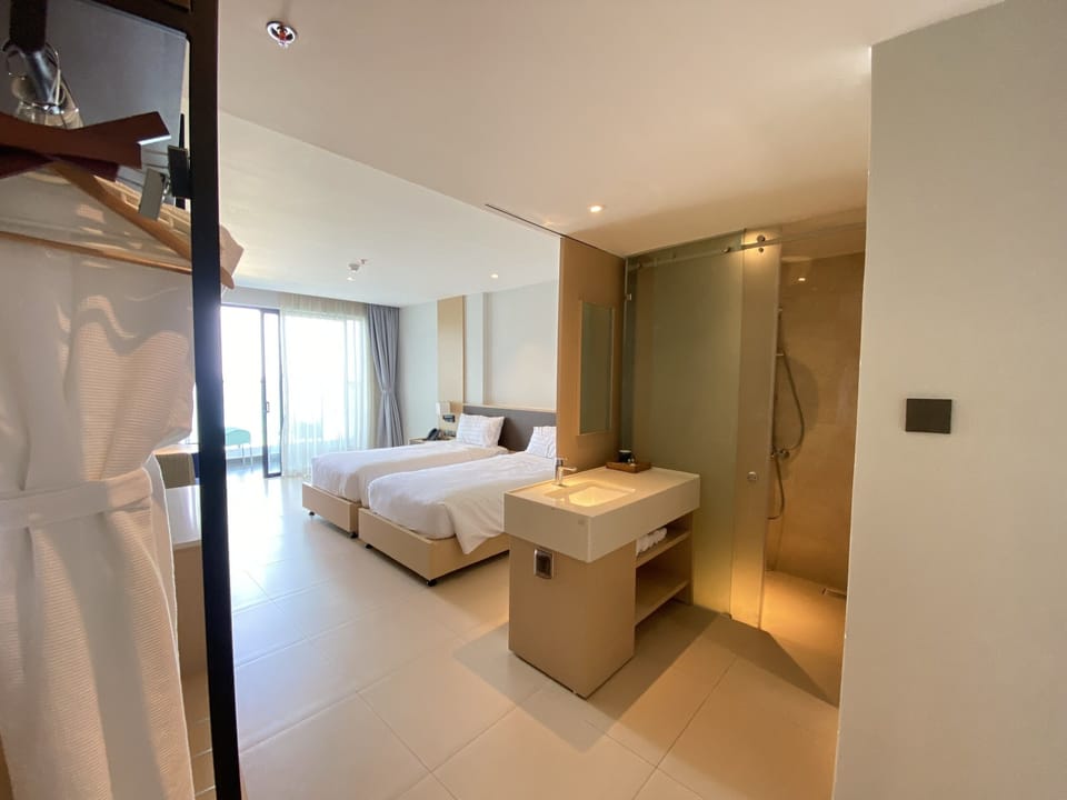 Deluxe Room, Garden View | Bathroom | Shower, rainfall showerhead, free toiletries, hair dryer (on request)