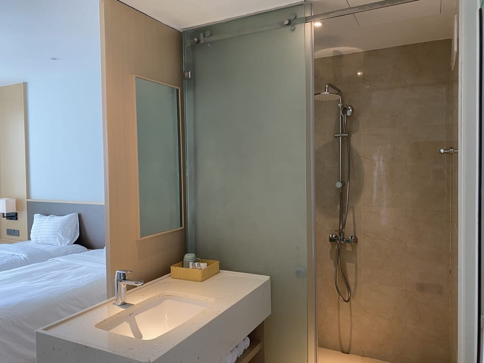 Deluxe Room, Partial Sea View | Bathroom | Shower, rainfall showerhead, free toiletries, hair dryer (on request)