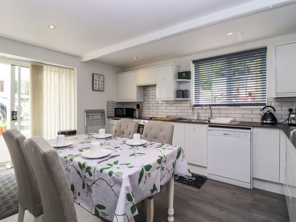 Cottage | Private kitchen | Fridge, dishwasher, cookware/dishes/utensils