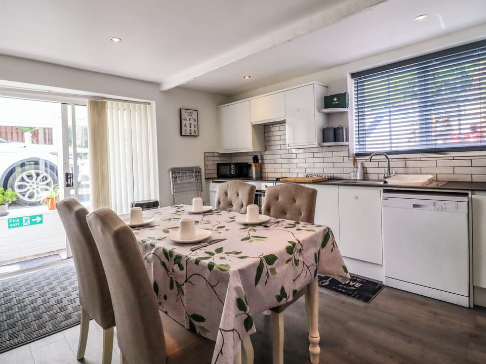 Cottage | Private kitchen | Fridge, dishwasher, cookware/dishes/utensils