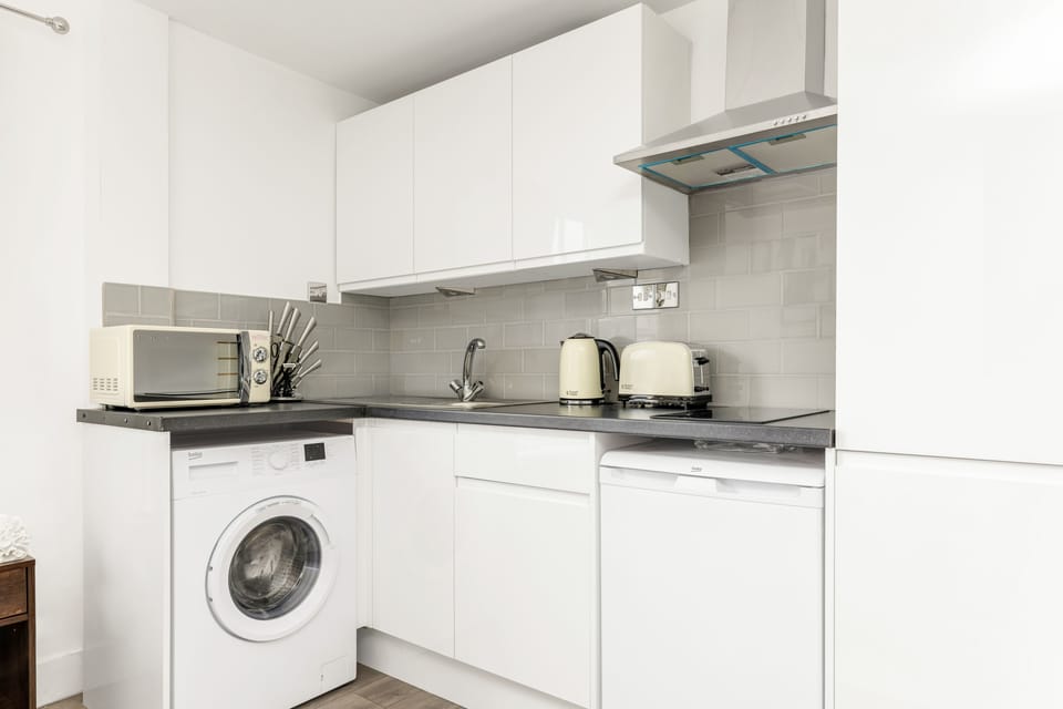 Basic Room | Private kitchen | Coffee/tea maker, electric kettle, highchair