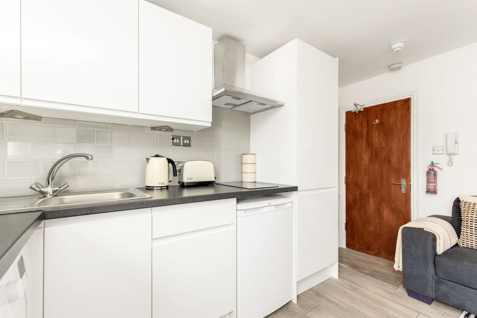 Basic Room | Private kitchen | Coffee/tea maker, electric kettle, highchair