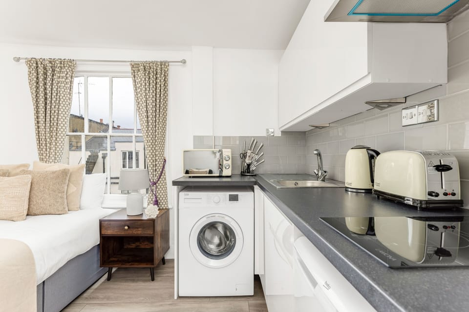Basic Room | Private kitchen | Coffee/tea maker, electric kettle, highchair