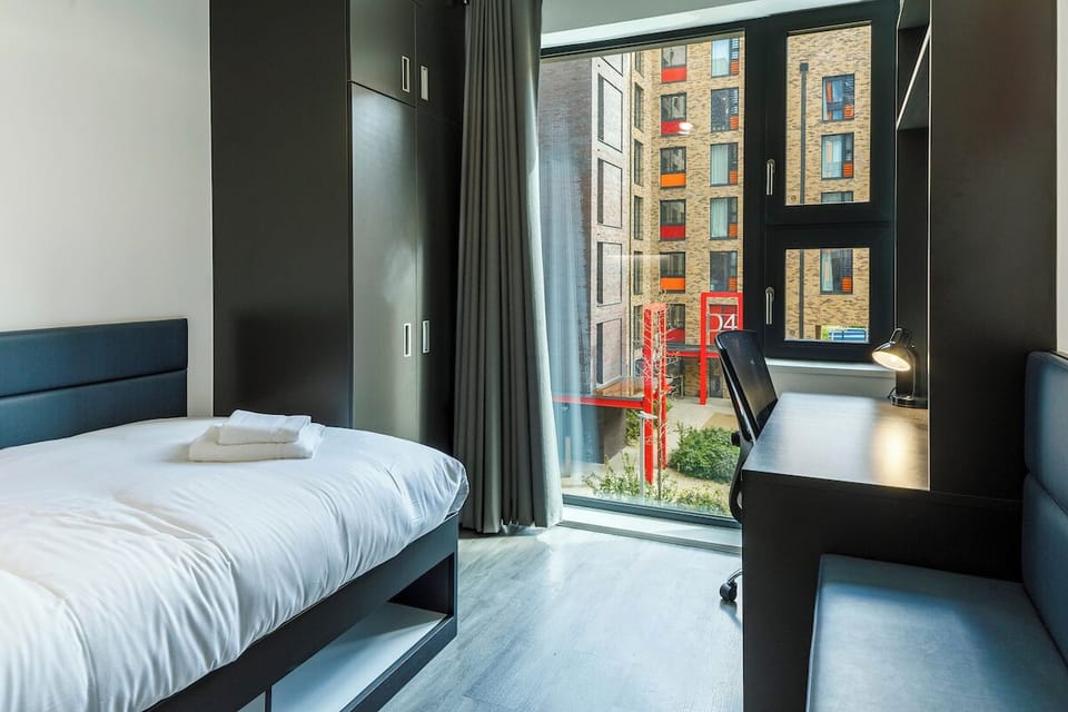 Basic Room | Desk, free WiFi, bed sheets