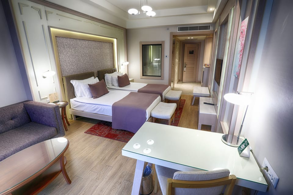 Deluxe Twin Room | 1 bedroom, premium bedding, minibar, in-room safe